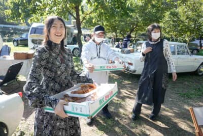 「地元に集まってくれて嬉しい」と、皆野町に江戸時代より続く「よろづや」の特製味噌団子揚げを振る舞ってくれた新井さん親子