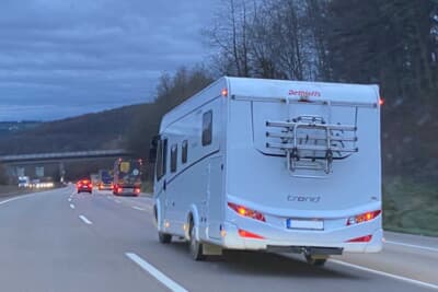 冬場にも見かけるキャンピングカー。アウトバーンでのキャンピングカー（牽引タイプも含む）は、速度制限解除区間でも制限速度は120km/h