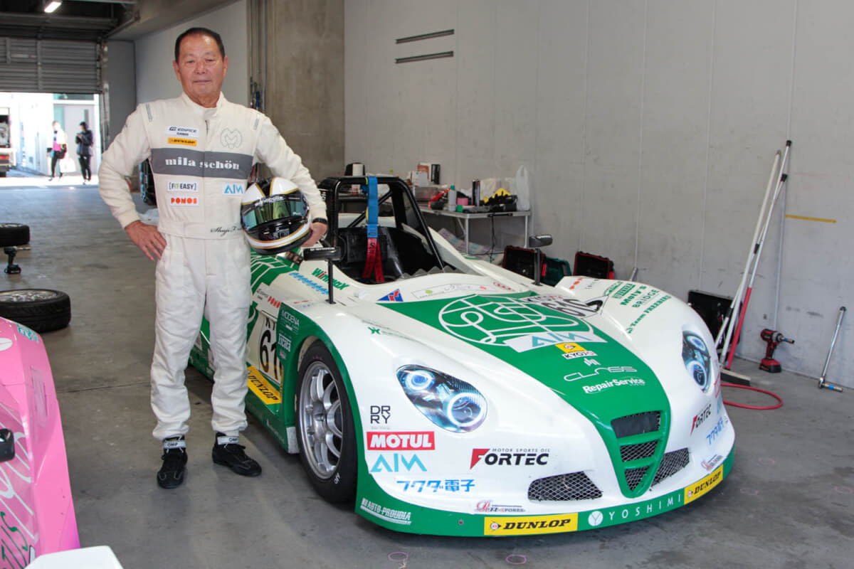 富士500km、富士500マイルレースでの優勝など耐久レースでの活躍のほか、モンテカルロラリーではクラス7位などの戦歴を持つ藤井修二選手。レジェンドカップは3度目の出場