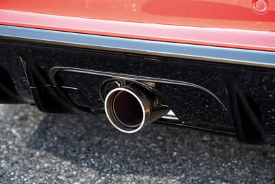 無限 シビック タイプR グループA:あえてシンプルな1本出し形状を採用した「スポーツエキゾーストシステム」。フィニッシャーと標準装着センターリアバンパーディフューザーとの見た目的なバランスを意識し、専用マフラーガーニッシュが付属する