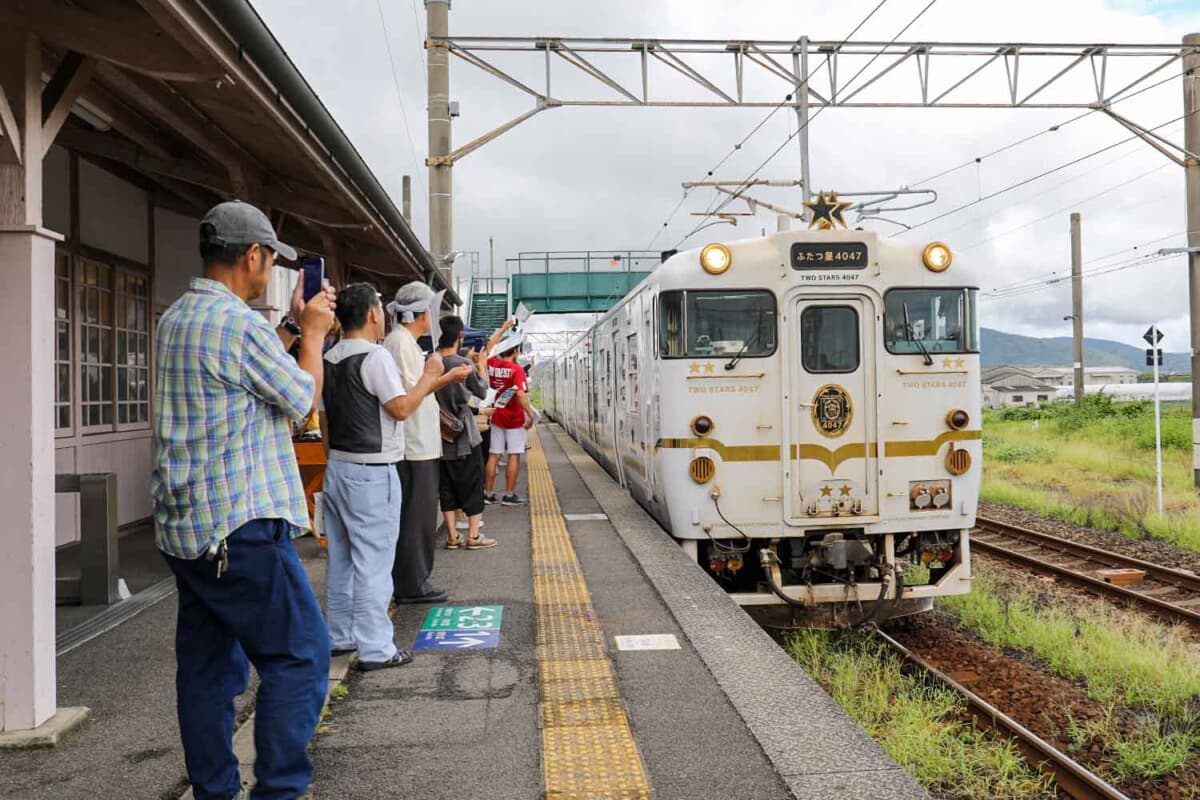 イベント当日は、新D&S列車「ふたつ星4047」の有明海ルートも通過。肥前浜駅での停車時間は17分で、乗客は買い物やカーミーティングを楽しんでいた