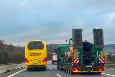 アウトバーンで大型車両の追い越し禁止区間が解除になるとトラックだらけになります