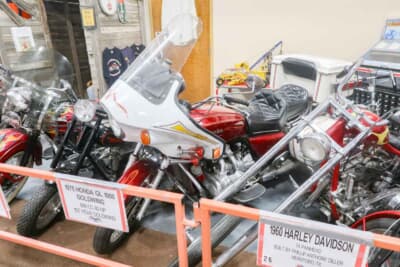 ホンダ GL1000 ゴールドウイング：ラッセル・トラベルセンターに展示されていたホンダのGL1000 ゴールドウイング。2輪版の高速ツアラーでホンダ初のフラット4エンジンを搭載したリッターバイクだ