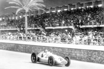 1939年5月7日トリポリGPで、メルセデス・ベンツW165を駆るルドルフ・カラッチオラはチームメイトのヘルマン・ランクに次ぐ2位を獲得。写真は疾走するルドルフ・カラッチオラ