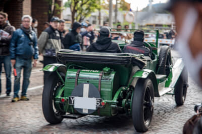 ベントレー 4 1/2 Litre：奇妙なペダルレイアウトにもかかわらず、涌井氏は易易とクルマをコントロールする