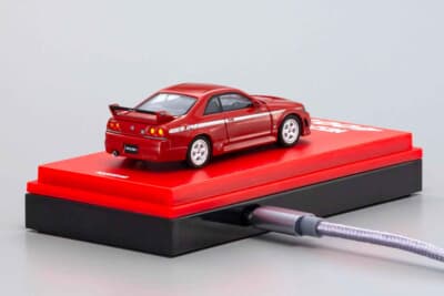 NISMO 400R： MOTN非接触式給電ベースにMOTNシステム装着済みの1/64スケールミニチュアカーを搭載することで、ヘッドライト＆リアライトを点灯させることが可能になる