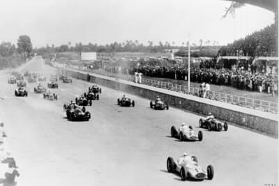 1939年5月7日トリポリGPのスタートシーン。メルセデス・ベンツW165がスタート直後からトップを独占。優勝したのは車番16のヘルマン・ランク、車番24番のルドルフ・カラッチオラは2位でフィニッシュ