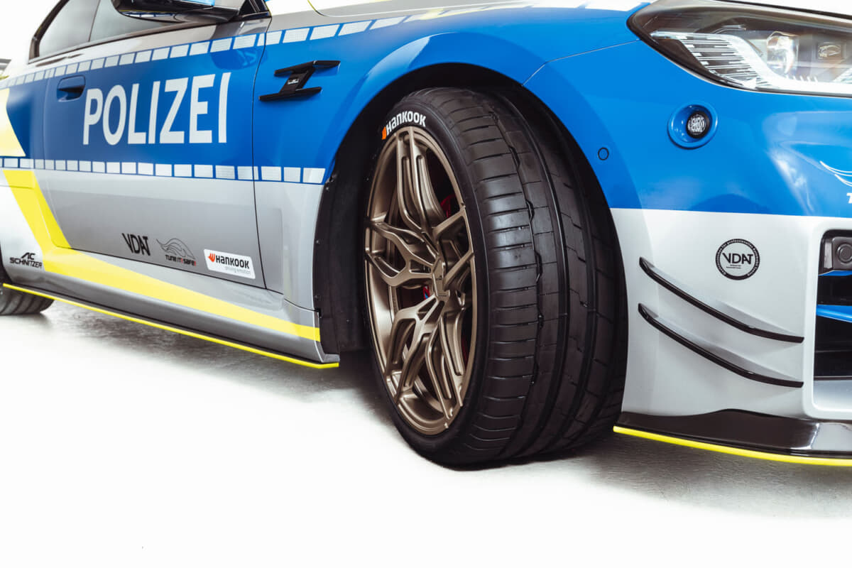 POLICE BMW M2 by AC シュニッツァー：タイヤはハンコック製の「Ventur S1 evo 3」