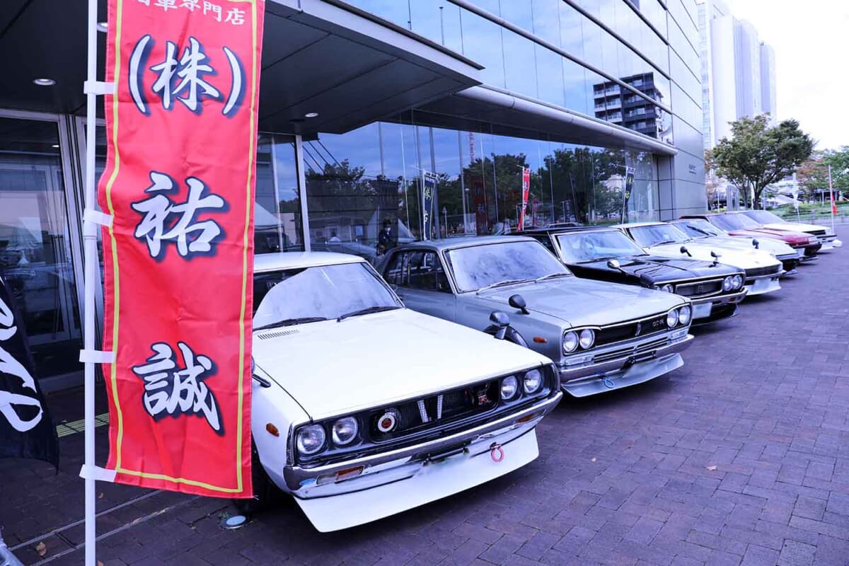 会場入り口には、イベント協力ショップである旧車専門店 祐誠の在庫車も展示された