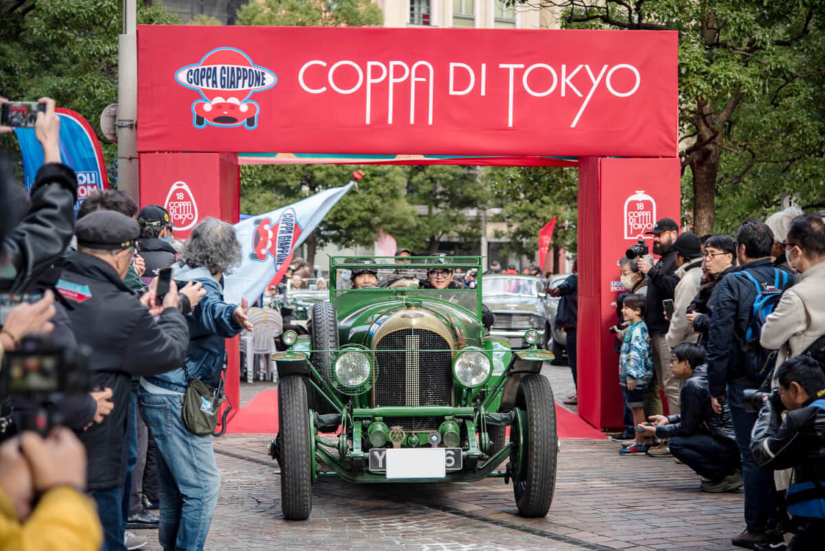 2024年11月23日に開催されたコッパ・ディ東京に参加した1927年製ベントレー 4 1/2 Litre、愛称「オールド・マザー・ガン」