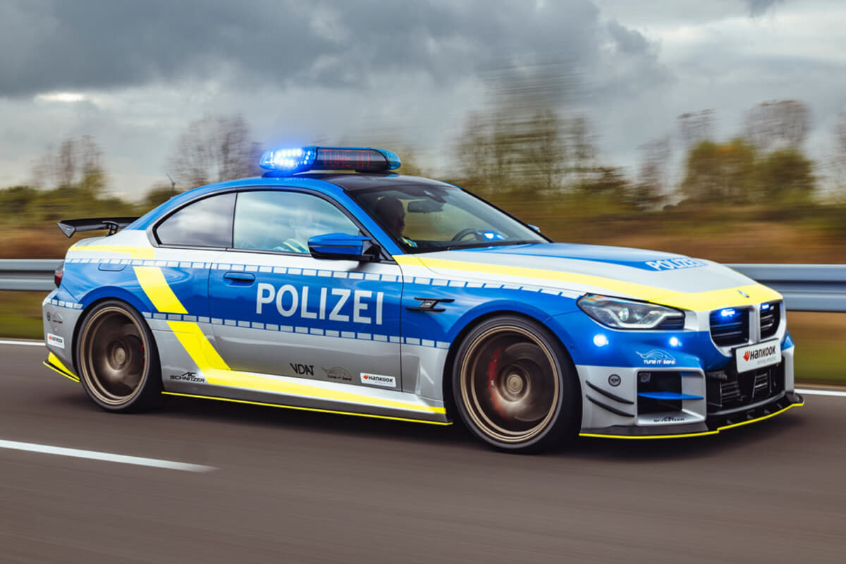 POLICE BMW M2 by AC シュニッツァー：フロントスプリッターだけで60kgのダウンフォースを生み出し、リア・ルーフスポイラーとカーボン・レーシング・リアウイング、そしてガーニーフラップの組み合わせでは80kgのダウンフォースがさらに加わる