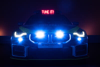 POLICE BMW M2 by AC シュニッツァー：背後から迫られたらすぐに道を譲ってしまう迫力だ