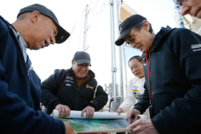 大勢のファンにサインを求められる