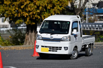 「JAFオートテスト in 新島学園」に参加したダイハツ ハイゼットトラック