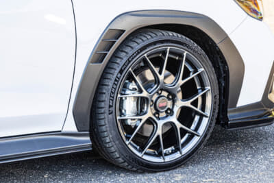 スバル WRX S4 STI Sport ＃：フレキシブルパフォーマンスホイールは前後ともBB製で19インチ×8 1/2J鍛造。前後で合成を別々に最適化している