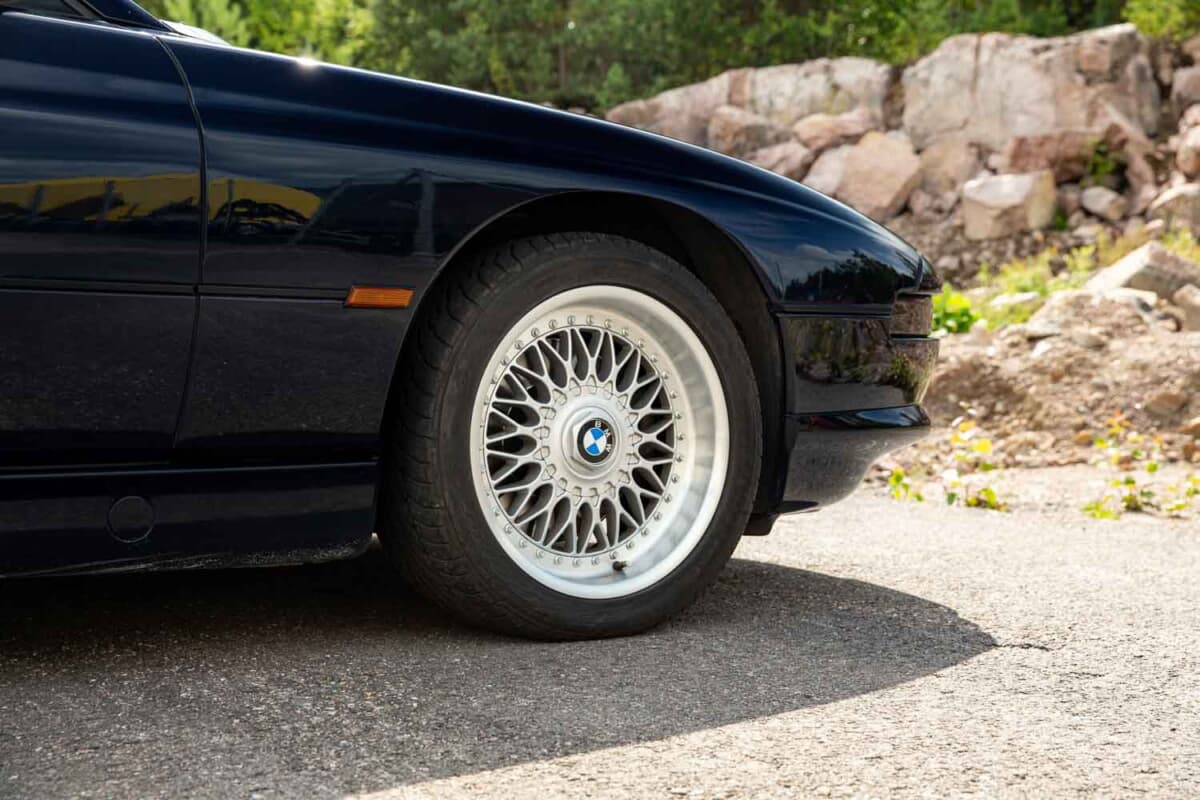 4万6000ユーロ（邦貨換算約750万円）で落札されたBMW「850Ci」（C）Courtesy of RM Sotheby's