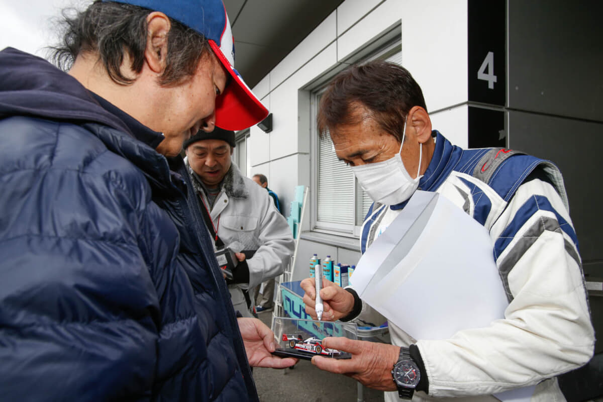 大勢のファンにサインを求められる