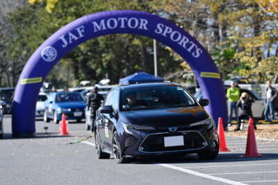 「JAFオートテスト in 新島学園」に参加したトヨタ カローラツーリング