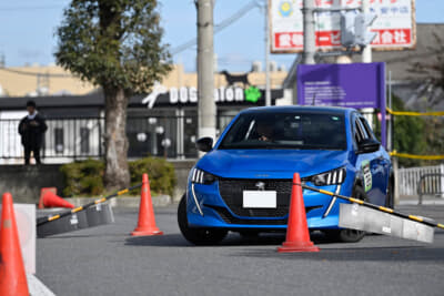 「JAFオートテスト in 新島学園」に参加したプジョー 208