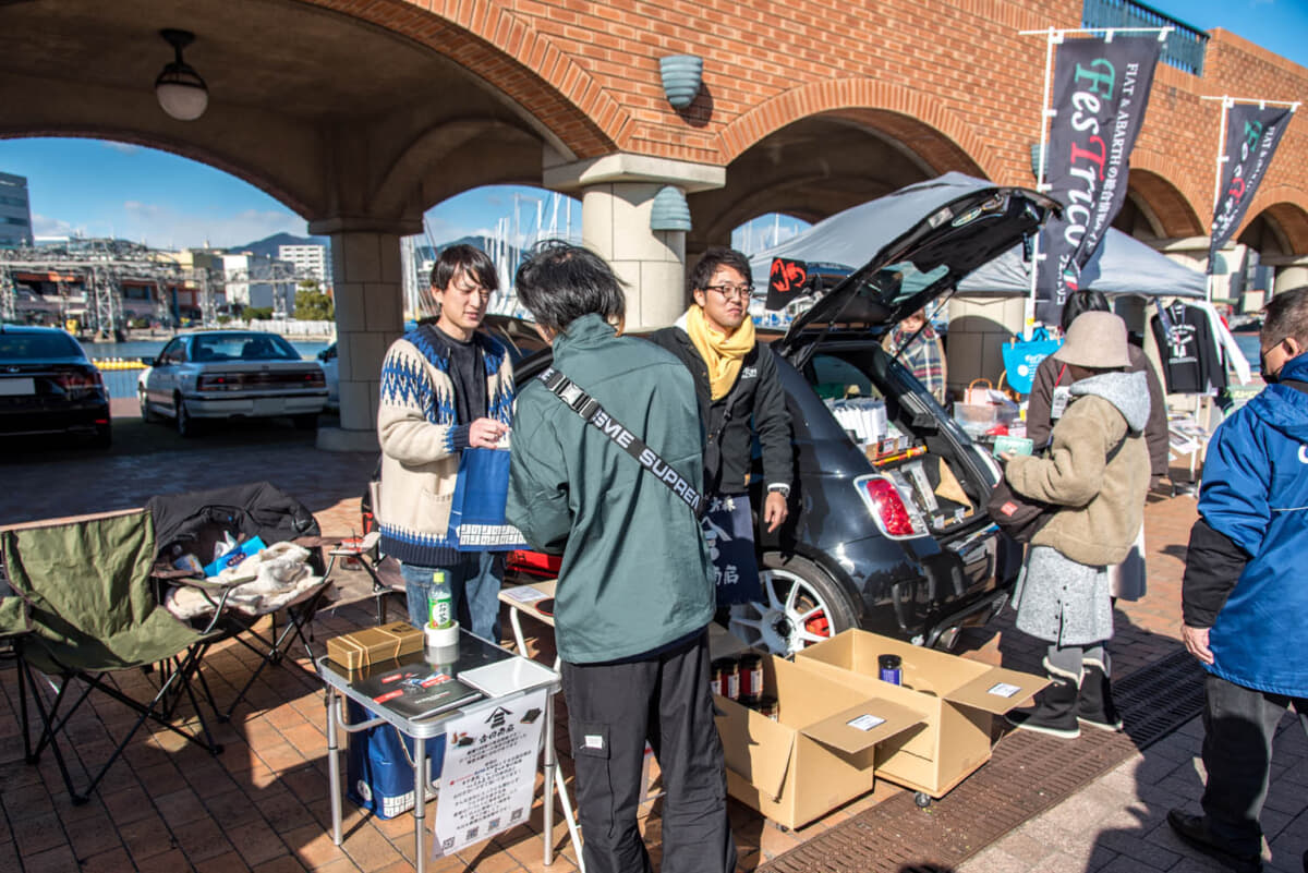 OZを履いたアバルト595出展していたのは海苔の老舗「吉田商店」