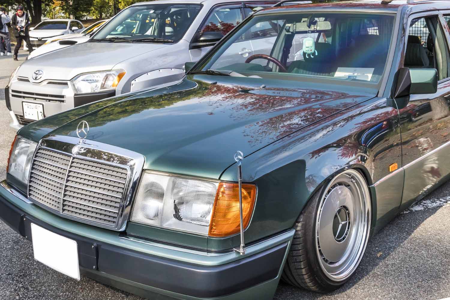 メルセデス・ベンツ「W124」が見事な純ベタスタイル！ 見たことないホイールの正体とは… | AUTO MESSE WEB（オートメッセウェブ）  〜クルマを文化する 〜