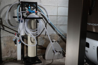 洗車にはシミなどの原因を作るミネラルやマグネシウムなどを含まない純水を使用。純水機を完備するのでいつでも作業可能