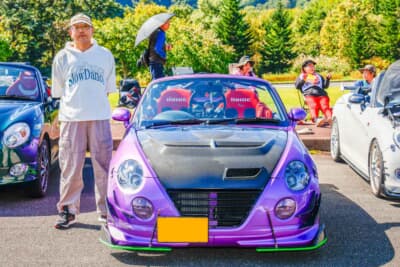 ダイハツ コペン：山形オープンカーフェスには2回目の参加となる“つよぽん”さん。コペンをカスタムしてくれる主治医は、とある秘密のプロショップとか