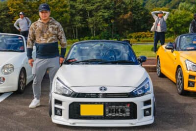 トヨタ コペン GRスポーツ:外装はゴテゴテな印象になるのを避け、リップスポイラーのみでシンプルに仕上げる。正面から見たホイールのツライチ具合も見事だ