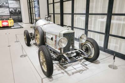 インヴィクタ 4 1/2:富士モータースポーツ・ミュージアムに展示されているインヴィクタ。全高は少し低めだが、ノーズが長い、典型的なクラシックカー・スタイルだ