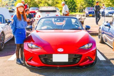 マツダ ロードスター 990S：クルマを運転する仕事でも「趣味にはならなかった」と話す彼女。イベントを主催するまでハマるなんて本人が一番想定外だろう