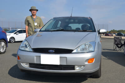 オーナーの上田晴久さんと愛車のフォード 初代フォーカス