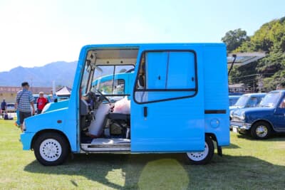 スズキ アルト ウォークスルーバン：スライド式の大型乗降ドアを採用している。ボディの全長は3190mm