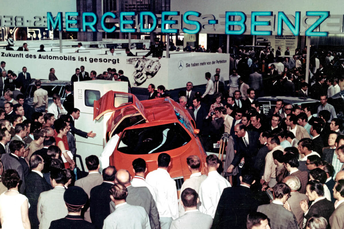 1969年9月、フランクフルトモーターショー（IAA）でメルセデス・ベンツが発表したロータリーエンジンを搭載したC111-Iは最初からハイライトであった