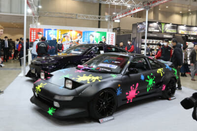 トヨタ東京自動車大学校のブースでは、MRトゥーン（写真手前）、VIOLA（写真奥）、光冠という3台を展示した