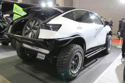 関東工業自動車大学校 日産 ARIA：リアのゲートとバンパーは取り外されており、代わりに学生が自作したバンパーガード、ロールケージ、タイヤラックを装備