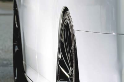 トレッドを広くするとグリップは低くなるデメリットもある