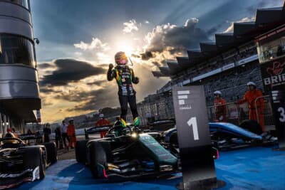 報道写真展「COMPETITION」ではモータースポーツのワンシーンを切り取った渾身の作品が展示される