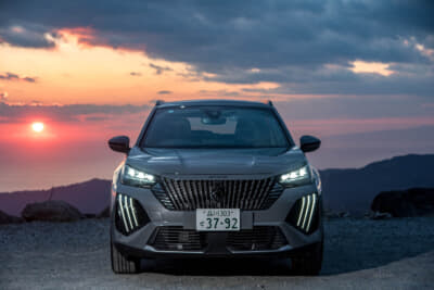 プジョー 2008 GT ブルーHDi：ブラッシュアップされたマスクは従来型2008に比べると格段に端正で、往年のプジョー的にジェントルな魅力を増進させている