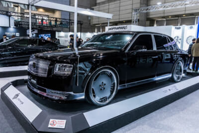 トヨタ センチュリー：左側はWORK LS ADAMASのブラックアルマイトを装着