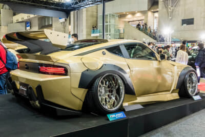 KUHL 34ZR-GTWR SPEC-D：あえてブラックペイントのままとすることで、往年のワークスフェンダーや「フェアレディ240ZG」純正のオーバーフェンダーを彷彿させるデザイン