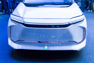 MODELLISTA ZERO CONCEPT：フロントバンパーに配されたブラックのスリット部分には、青白いラインがまるで張り巡らされた神経のように並んでいる