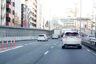 実際に本線へ移る前にはミラーの死角にクルマやバイクが潜んでいないか、目視でチェックする習慣を身に付ければ事故の可能性はさらに低くなる