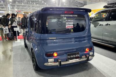 SETOのベース車両は日産 キューブ Z12。フロントフェイスとテールランプに「ブルーバード 410」を装着する