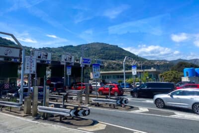 バスの車窓からフランスの料金所