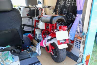 スズキ アルト ウォークスルーバン：Z50M型と呼ばれ、簡単な操作で走りを楽しめるホンダ 初代モンキーを載せている