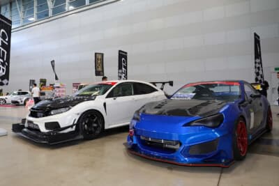 福岡県北九州市にあるCLEIB（クレイブ」。タイムアタック仕様のスバル BRZとホンダ シビックを展示