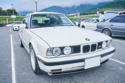 BMW E34型 525i：当時の5シリーズはシングルカムからツインカムへの移行期となっていて、“タケ”さんが所有する前期モデルがSOHC
