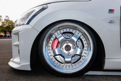 トヨタ コペン GRスポーツ:ピアスボルトが高級感を醸し出すワーク マイスターの2ピース。ビッグキャリパーとドリルド&スリットのローターが存在感を放つ