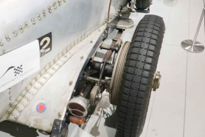 インヴィクタ 4 1/2:リアサスペンションはリーフリジッド式。大ぶりで、そして放熱効果に優れたドラム式ブレーキを備えている。ショックアブソーバーは摩擦式だ