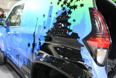 花壇自動車大学校 ek Mobility X：過去と未来を組み合わせた世界観をイメージした図柄をエアブラシを使って描いた